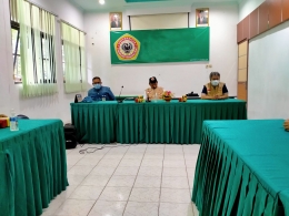 Pertemuan Posko Relawan ULM dengan Rombongan Satgas Tanggap Bencana UPR di Gedung Utama FK ULM Banjarbaru | dokpri