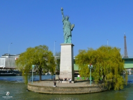 Replika Patung Liberty di sungai Seine. Sumber: koleksi pribadi