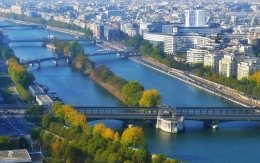 Sungai Seine dan jembatan-jembatannya difoto dari atas Eiffel. Sumber: koleksi pribadi