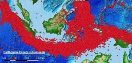 ilustrasi titik-titik merah adalah gempa bumi akibat pergerakan tiga lempeng yang ada di Indonesia (sumber gambar: sains.sindonews.com/)