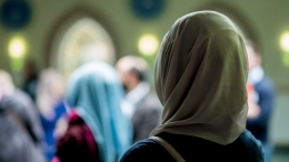 Ilustrasi seseorang mengenakan jilbab | Sumber gambar : www.bbc.com / Getty Images