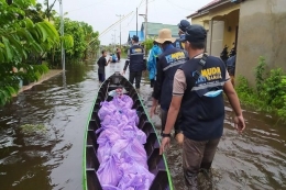 Penyaluran Bantuan untuk Korban Banjir di Kalsel | sindonews.com