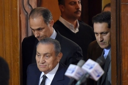 Husni Mubarak bersaksi di pengadilan Morsi yang menggulingkannya. Photo:: EPA-EFE 
