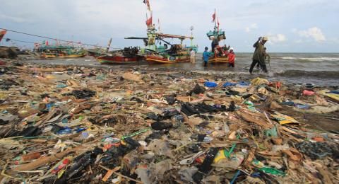 Gambar 3. Sampah Plastik Mengganggu Sektor Perekonomian (sumber: suara.com)