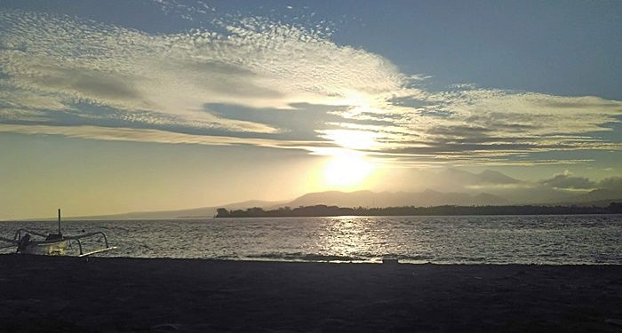 Ilustrasi pantai cantik di Lombok. Sunrise di satu sisi pantai di Gili Air, Lombok. Dokpri