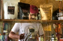Kang Epul, pemilik kedai sedang membuatkan kopi pesanan pengunjung (sumber foto: instagram warmak holik).