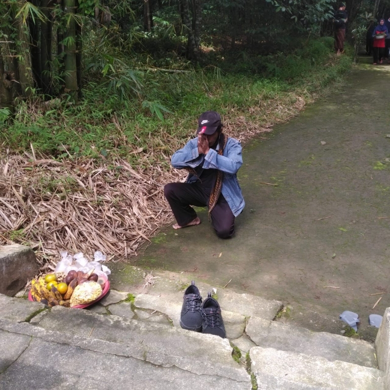 Seseorang memberi hormat kepada para leluhur Kerajaan Mataram Hindu sebelum masuk ke Candi Gunung Wukir, Dusun Canggal, Kecamatan Salam, Magelang, Jawa Tengah, Kamis 21 Januari 2021. (Foto : Ariesta)