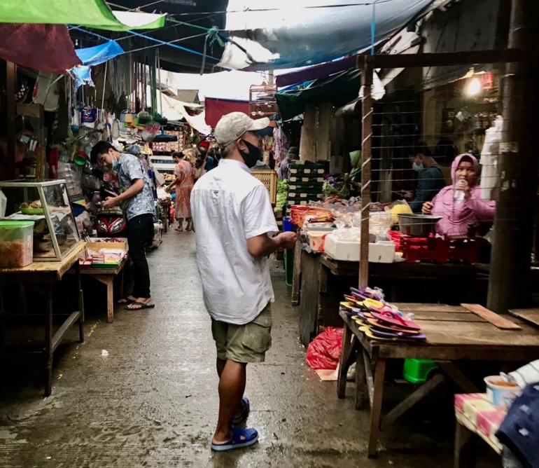 Keadaan Pasar Bambu Kuning, Jakarta Utara pada Minggu, 10/1/2021. ( Foto/ Giska Septiyani ).