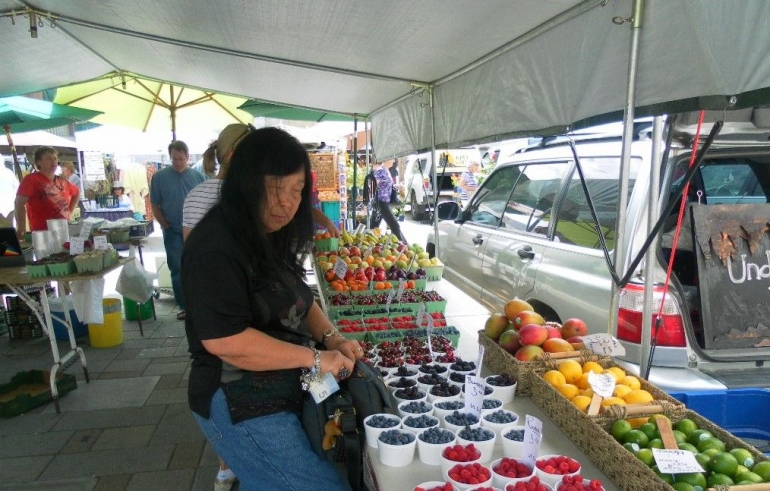 Berbelanja dipasar buah yang murah meriah (dok pribadi)