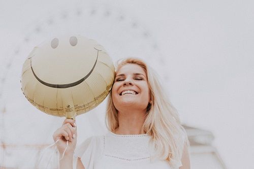 https://www.pexels.com/photo/woman-holding-a-smiley-balloon-1236678/