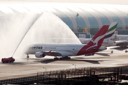 Acara siraman untuk Airbus A380 Qantas ketika landing perdana di Dubai, Uni Emirat Arab pada April 2013 (aeronef.net/M.Nazarinia)