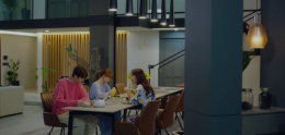 Hae-Hyo dan Hae-Na sedang makan bersama ibu mereka.