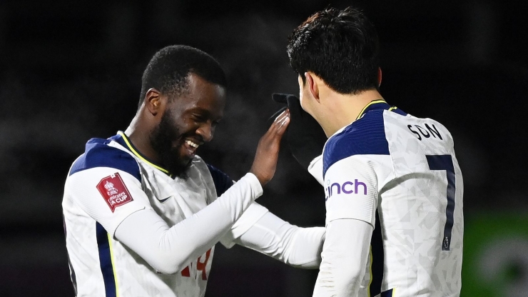 Tanguy Ndombele dan Son Heung Min berselebrasi gol (Foto Skysports)