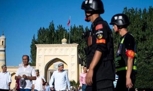Orang Uighur sedang keluar dari sebuah masjid di Xinjiang, China. Pengawasan polisi amat ketat dimana-mana di Xinjiang seperti di dalam foto ini. | Sumber: Kedutaan dan Konsulat AS di China