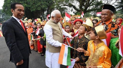Perdana Menteri India Narendra Modi (tengah) sedang berbicara dengan anak anak Indonesia dan Presiden Indonesia Joko Widodo | dw.com