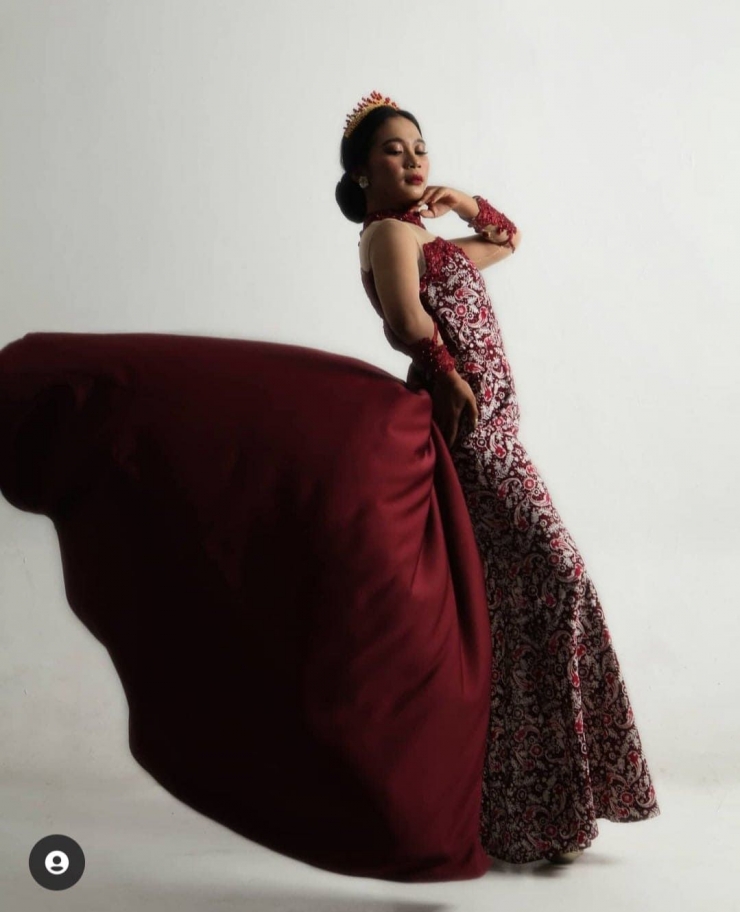 foto : koleksi Intan Resky Putri si Putri Tari Indonesia 2020 dan menggunakan kain batik koleksi Batik Seraci