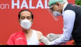 Presiden Jokowi mengenakan singlet saat disuntik vaksin Covid-19 dosis kedua di Istana Kepresidenan, Jakarta. (Sumber: Biro Pers Sekretariat Presiden)