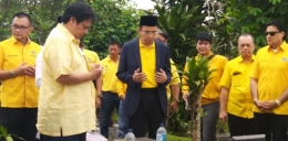Airlangga Hartarto bersama pengurus Partai Golkar ziarah ke makam R.H. Didi Sukardi. | beringinnews.com