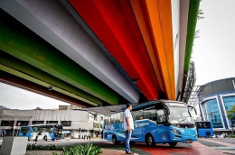 Pak Anies di kolong warna-warni jalan layang Senen (Foto: tribunnews.com/Instagram @aniesbaswedan)
