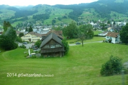  Dokumentasi pribadi | Wisatawan termasuk aku dan kedua anakku tahun 2014 lalu, dengan bus tour menjelajah pegunungan Alpen, menuju rumah kakek Heidi di Heidiland