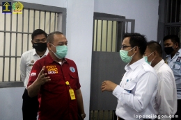 Kabid Rehabilitasi BNNP Banten, Yanuar Sadewa (merah) meninjau Blok Khusus untuk peserta Rehabilitasi (Foto: Raja Umar/lapascilegon.c