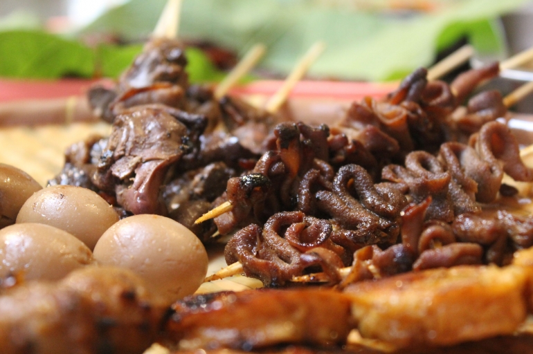 Sate telur puyuh, sate usus ayam (foto:ko in)