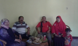 Almarhum bersama keluarga (sbr. fb alm.)