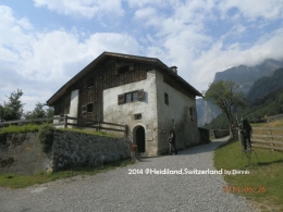 Dokumentasi pribadi | Kami bela2in dengan jalan setapak di pegunungan Alpen, menuju rumah kakek Heidi. Ini foto yang "katanya" adalah rumah kakek Heidi