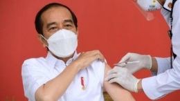 Presiden Joko Widodo menerima vaksinasi Covid-19 Perdana di Indonesia pada Rabu,13 Januari 2021. Sumber: Biro Pers Sekretariat Presiden/Muchlis Jr