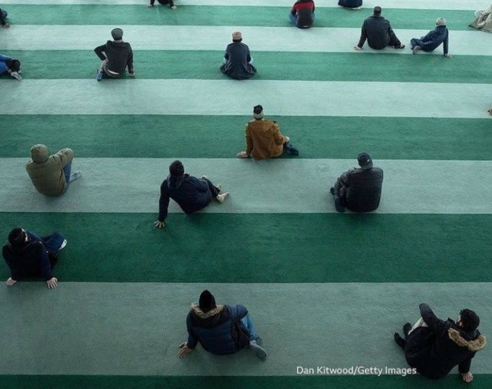 Jamaah (Muslim Ahmadiyah-red) shalat Jumat di Mesjid Baitul Futuh, London, Inggris, mempraktekkan pembatasan sosial.