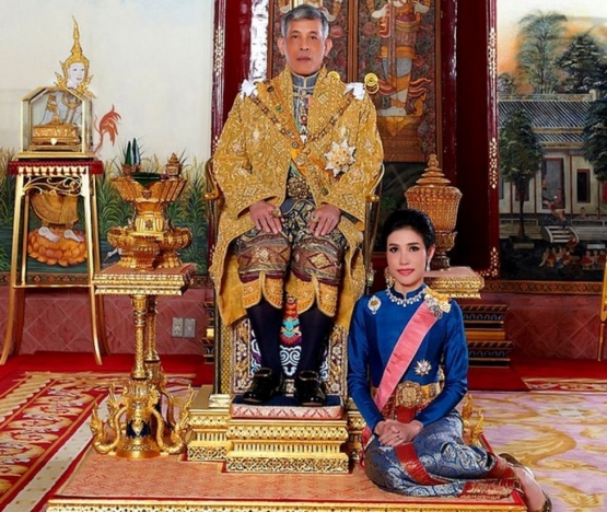 Vajiralongkorn dengan Sineenat | Foto diambil dari Reuters