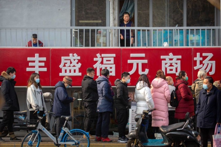 Foto :Orang-orang mengantre untuk menjalani tes COVID-19 di Beijing. (AP: Mark Schiefelbein)