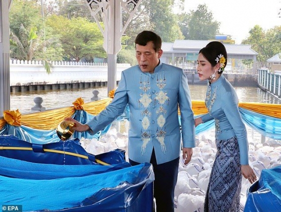 Raja Vajiralongkorn dengan Sineenat di Dermaga Waskuri | Foto diambil dari Daily Mail
