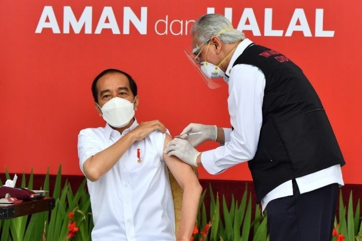 Presiden Joko Widodo saat mendapat suntikan pertama vaksin Covid-19 di Istana Kepresidenan pada Rabu (13/1/2021). Penyuntikan ini sekaligus menandai program vaksinasi Covid-19 di Indonesia.(ISTANA PRESIDEN/AGUS SUPARTO via kompas.com)