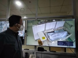 Terlihat Anies Baswedan sedang melihat keadaan pasien covid 19 dari layar monitor. Sumber gambar: www.facebook.com/Anis Baswedan