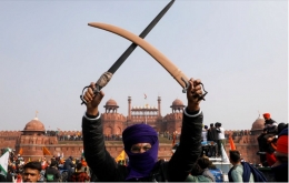 Demonstrasi petani India di monumen bersejarah Red Fort di New Delhi. Photo: Adnan Abidi/Reuters