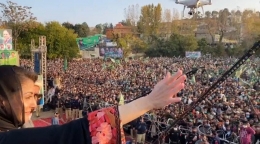 Pemimpin Partai Oposisi Liga Muslim Pakistan-Nawaz Maryam Nawaz mengikuti protes anti-pemerintahan di bulan November 2020 di sebuah kota di Pakistan. | Sumber foto: Twitter feed dari Maryam Nawaz