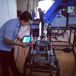 ilustrasi teknisi sedang setting robot las / dokpri