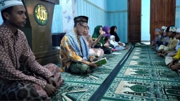 Sosok UJ ikut mendampingi dan memimpin kegiatan rutin Shalawat Nabi. Sumber: Dok. UJ