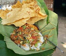Nasi pecel berbungkus daun jati (illustrasi gambar https://travelingyuk.com)