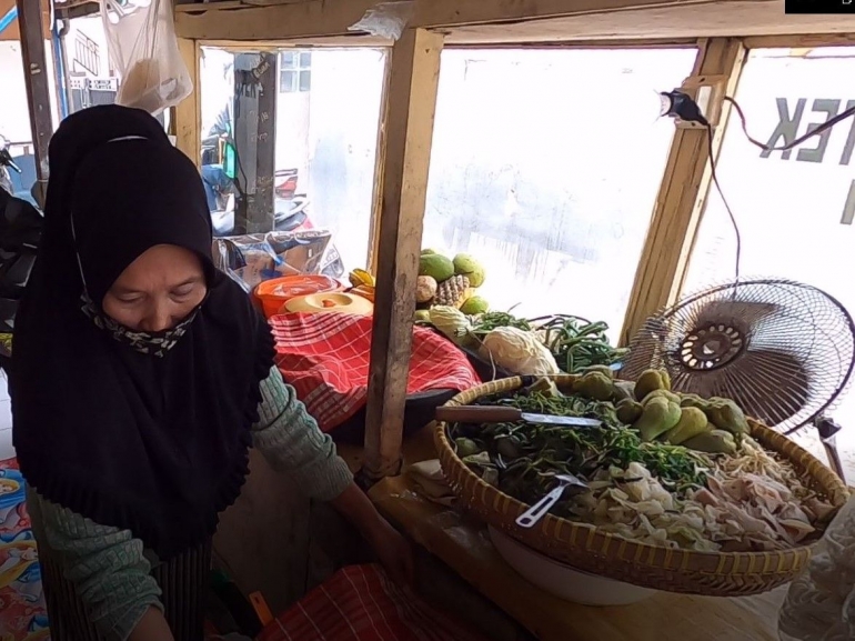 Sumber: Wa Umi sedang di warungnya. Dok Pribadi.