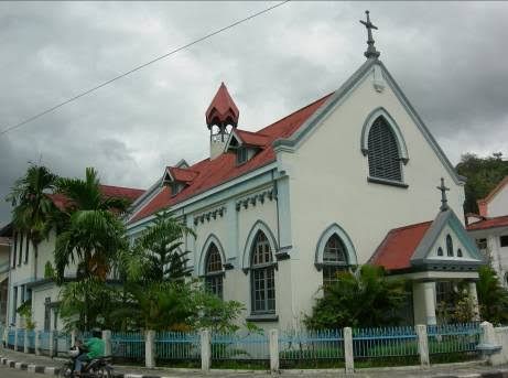 Lapangan Ombilin diapit oleh dua Gereja (Dokpri)