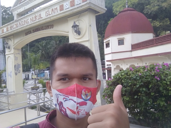 Selfie di depan Masjid Agung Nurul Islam Sawahlunto  (Dokpri)