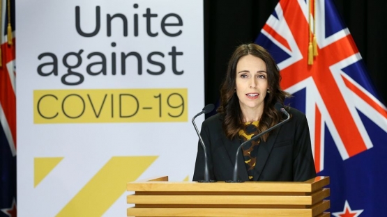 Jacynda Arden pada saat mengumumkan akan menutup perbatasan Selandia Baru (bbc.com)