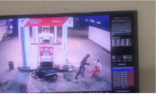 Rekaman CCTV menunjukkan aksi perampokan di SPBU di jalan raya pelabuhan Benoa, Denpasar pada Kamis malam 28/1/2021 (Sumber Foto Radarbalipos.com)