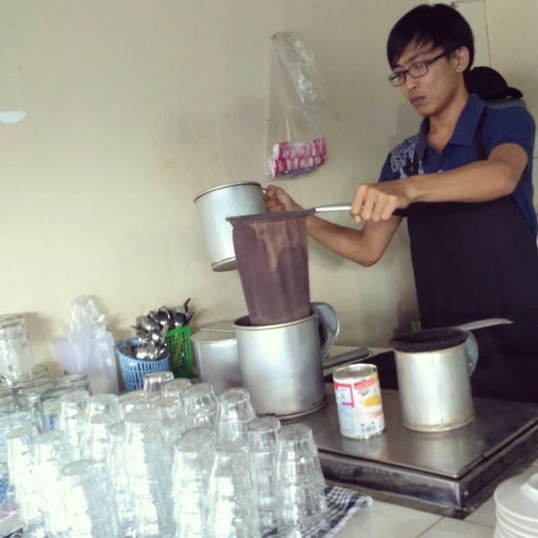 Anton, Teman satu angkatanku yang hobi racik kopi. Dok. Mbilungcofee instagram