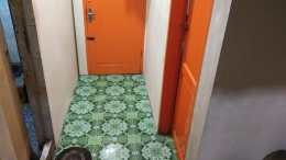 (Foto: Dokumen Pribadi. [kiri] pintu kamar mandi yang awalnya gudang kecil. [kanan] pintu kamar Abah) 