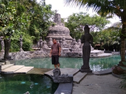 Miniatur Stupa Borobudur di kelilingi sisi kolam renang