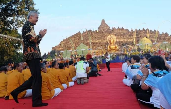 Gubernur Jateng, Ganjar Pranowo menghadiri perayaan hari besar agama Buddha di Candi Borobudur. Dok. beritasatu.com