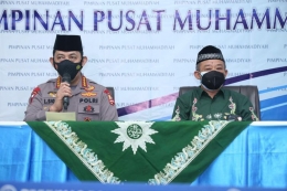 Kapolri Jenderal Listyo Sigit Prabowo dan Sekum PP Muhammadiyah Abdul Muti. Foto: Dok. Divisi Humas Polri via kompas.com 